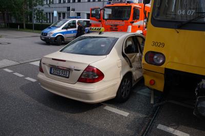 Stuttgart-west : Taxi kollidiert mit Stadtbahn